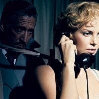 Charlize Theron en una escena de "Un crimen perfecto", de Alfred Hitchcock.