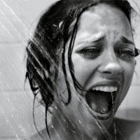 Marion Cotillard respresentando una escena de Psicosis, de Hitchcock