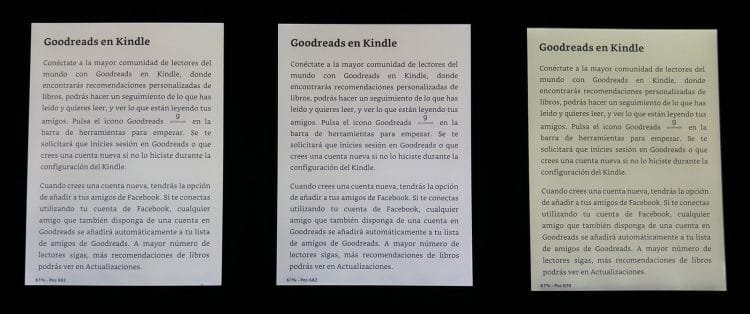 Dos Kindle Voyage (izquierda y centro) y un Kindle Paperwhite 3 (derecha). En la fotografía la iluminación de los Kindle Voyage parece más similar de lo que en realidad es a simple vista. El Kindle Paperwhite, sin embargo, muestra un tono muy amarillento. Amazon y sus distintos colores de leds. Fotografía tomada en la oscuridad con la iluminación de los Kindle al máximo.
